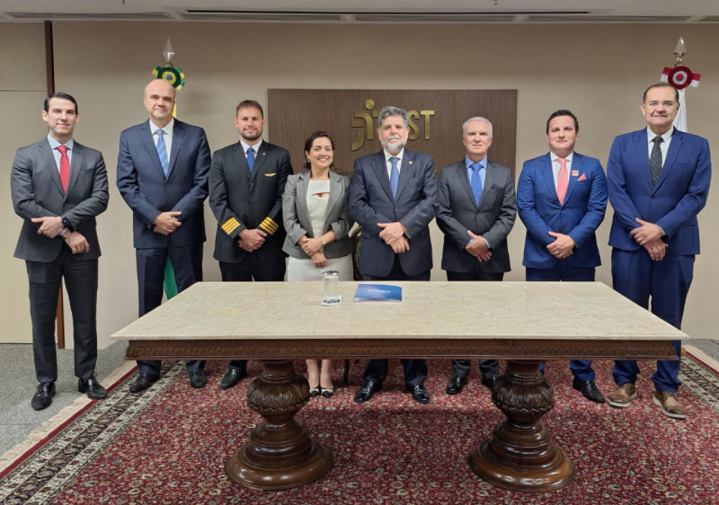 Aeronautas e companhias aéreas assinam acordo no TST e evitam greve na virada do ano