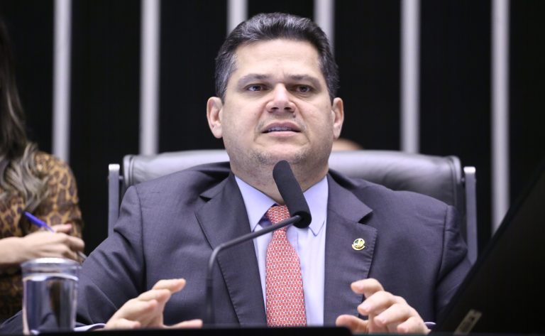 Alcolumbre pedirá parecer jurídico sobre decisão de Gilmar Mendes no STF