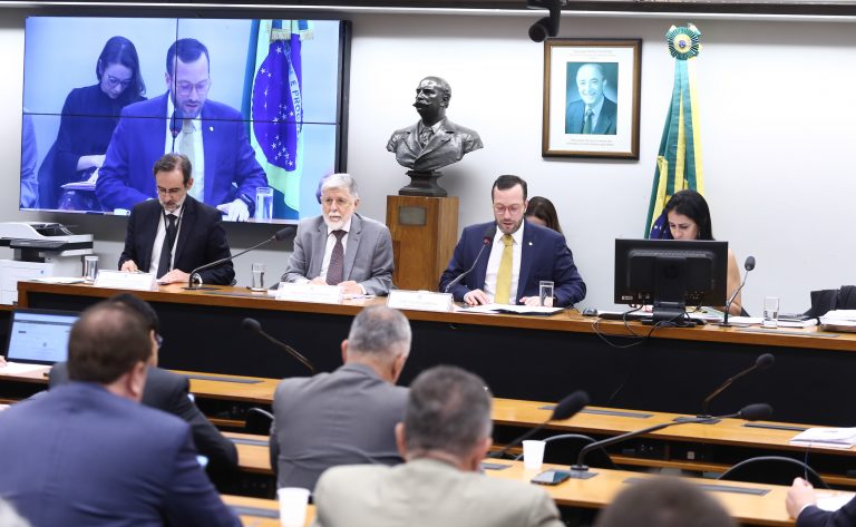 Amorim classifica exigências dos EUA como 'impossíveis' e defende soberania brasileira na Câmara