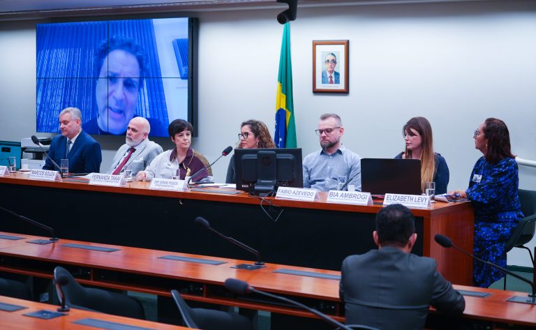 Artistas cobram pagamento por uso de obras em inteligência artificial na Câmara