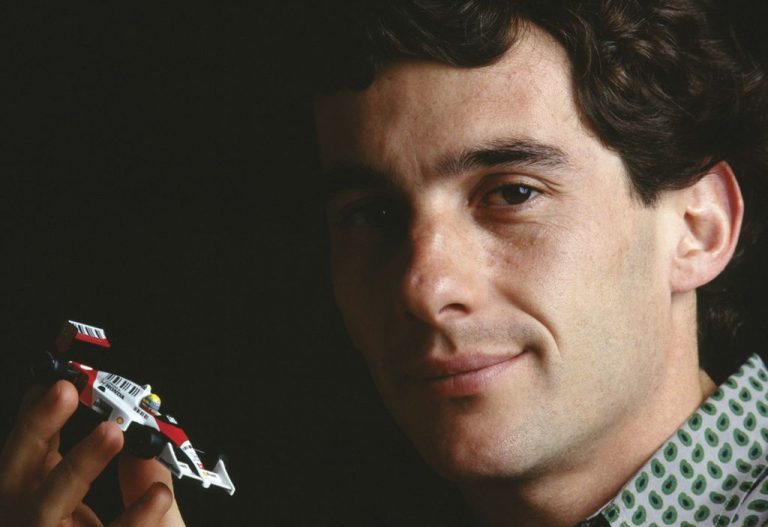 Ayrton Senna é reconhecido oficialmente como Herói da Pátria por lei federal