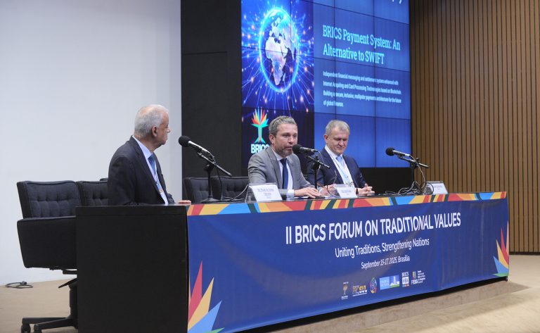 BRICS mantém dólar como referência na digitalização do comércio, dizem especialistas