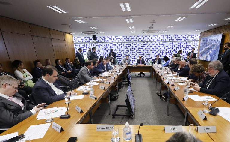 Câmara adia votação de anistia para 8 de janeiro e mudança do foro privilegiado após obstrução da oposição