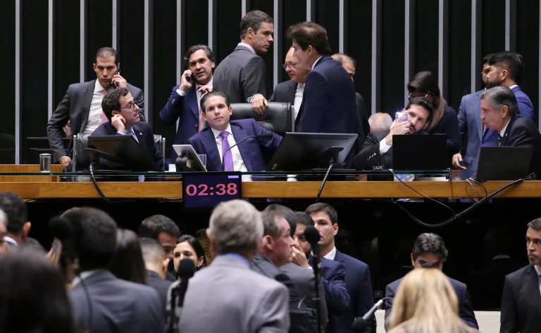 Câmara adia votação de projeto para socorrer bancos após mudança do governo