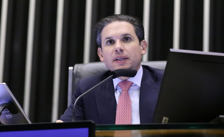 Câmara analisa 16 projetos sobre educação na Semana do Professor