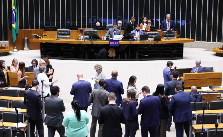Câmara analisa fim do sigilo em gastos públicos com viagens de autoridades