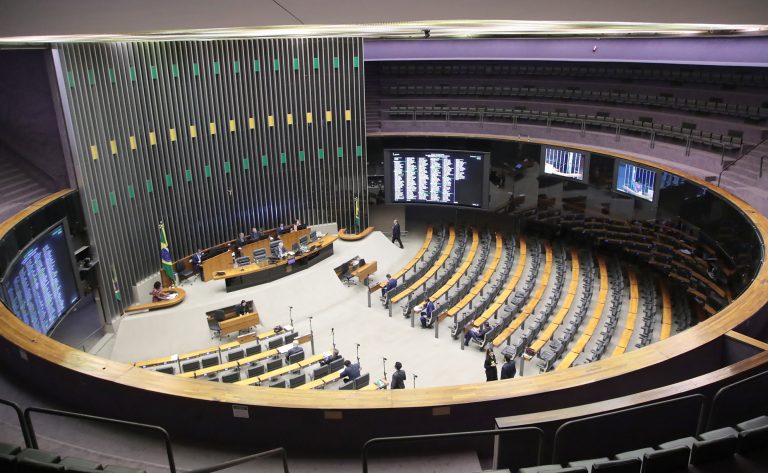 Câmara analisa MP que cria programa para ampliar acesso a especialistas no SUS