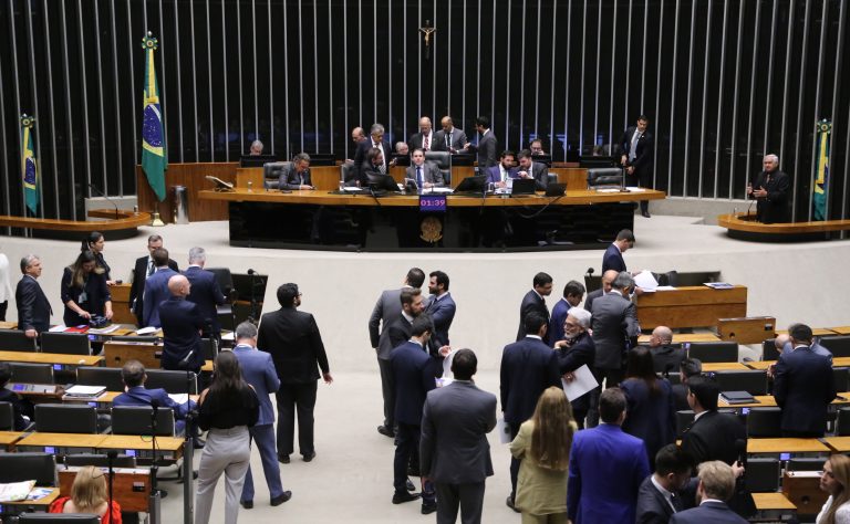 Câmara analisa mudanças do Senado na MP do seguro-defeso para pescadores