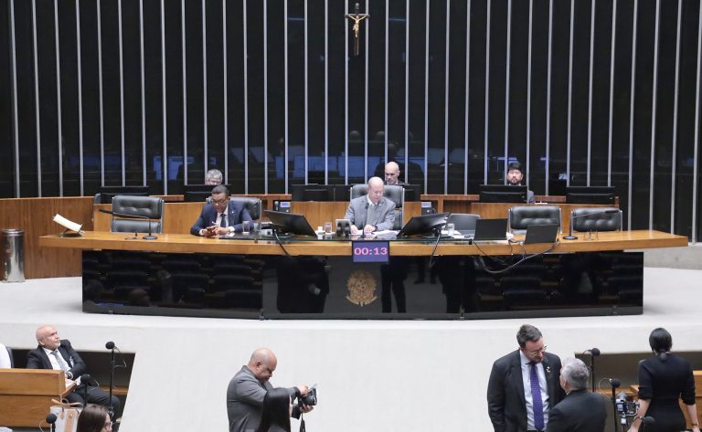 Câmara analisa pedidos de urgência com pauta trancada por projeto trabalhista
