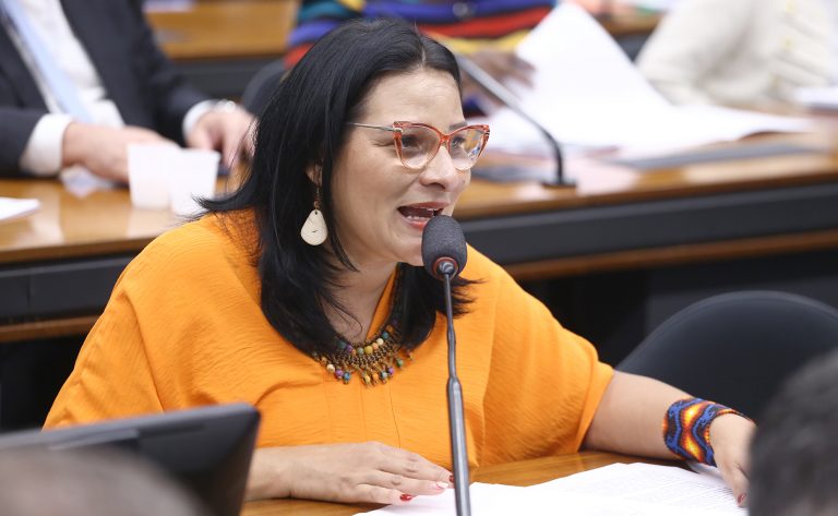 Câmara analisa programa para renegociar dívidas de professores até R$ 30 mil