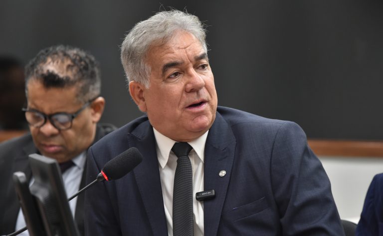Câmara analisa projeto que autoriza aulas de direção em carros automáticos