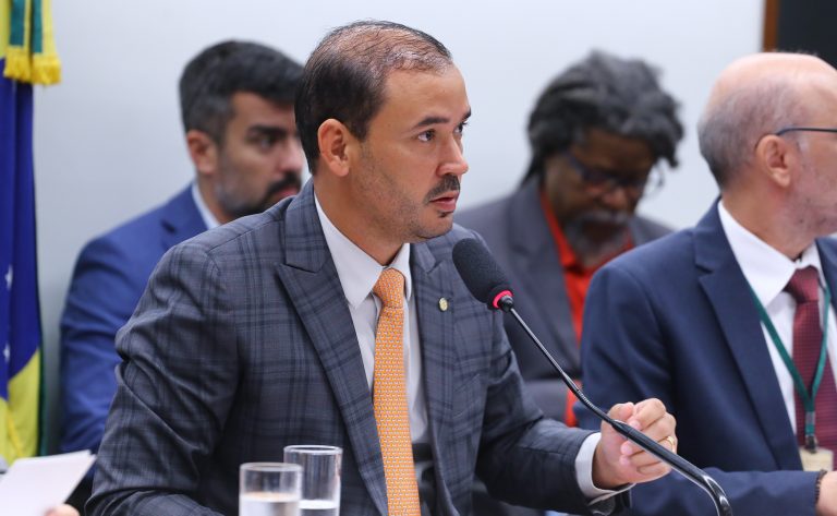 Câmara analisa projeto que cria cadastro nacional de líderes comunitários