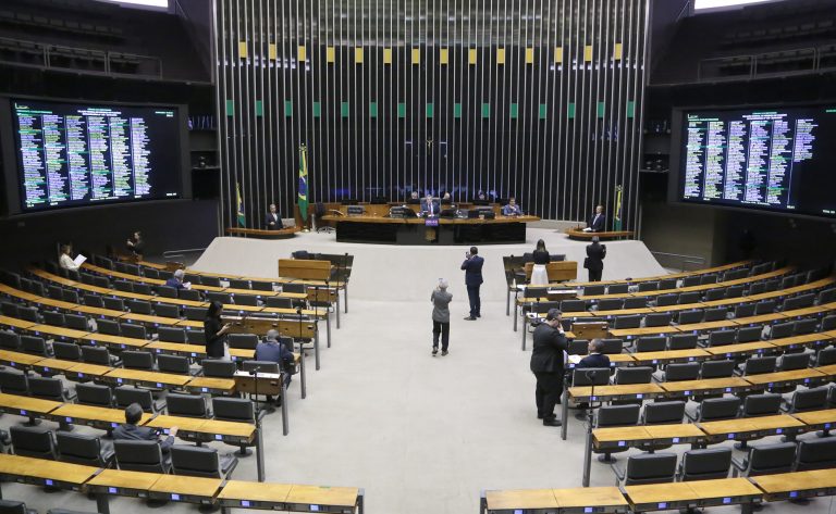 Câmara analisa projeto que cria regras de proteção para crianças em aplicativos e redes sociais