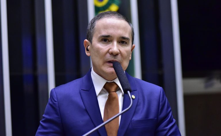 Câmara analisa projeto que criminaliza uso de QR Code falso para golpes digitais