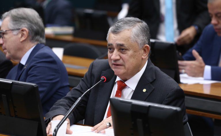 Câmara analisa projeto que define cobrança de taxa sobre Pix como prática abusiva