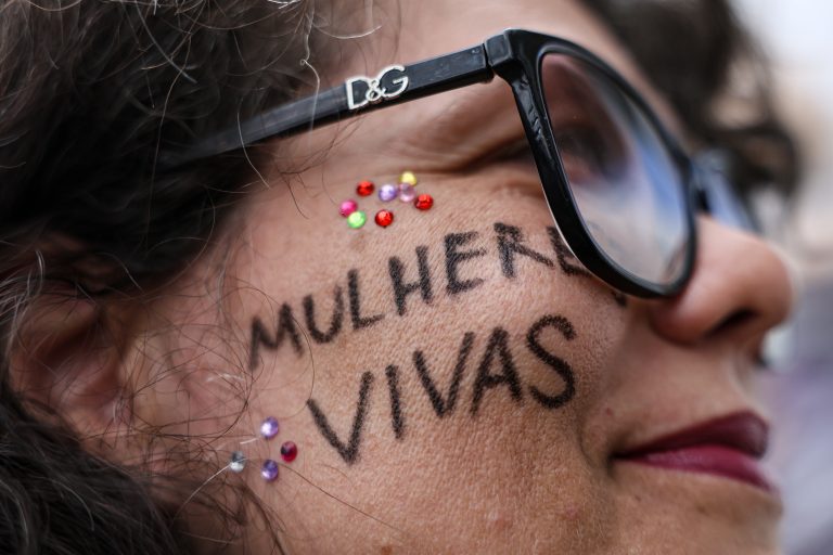 Câmara analisa projeto que equipara misoginia ao crime de racismo