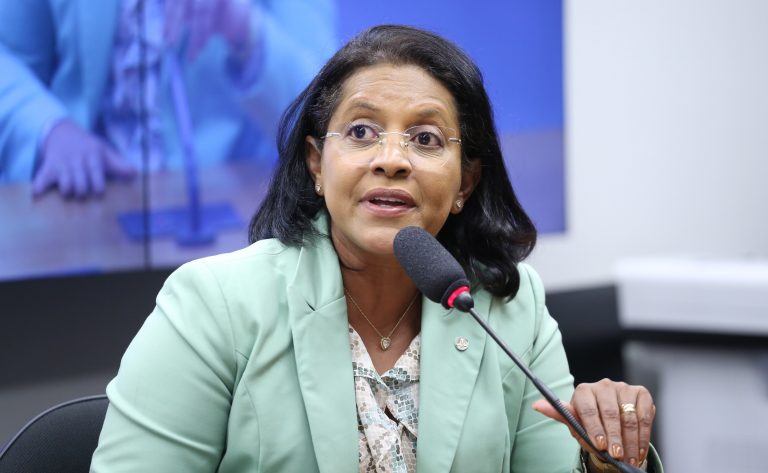 Câmara analisa projeto que exige autorização judicial para crédito a menores