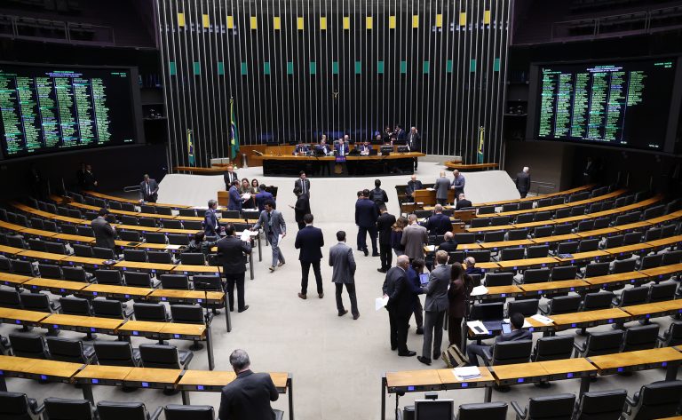 Câmara analisa projeto que garante atestado para acompanhar filho doente