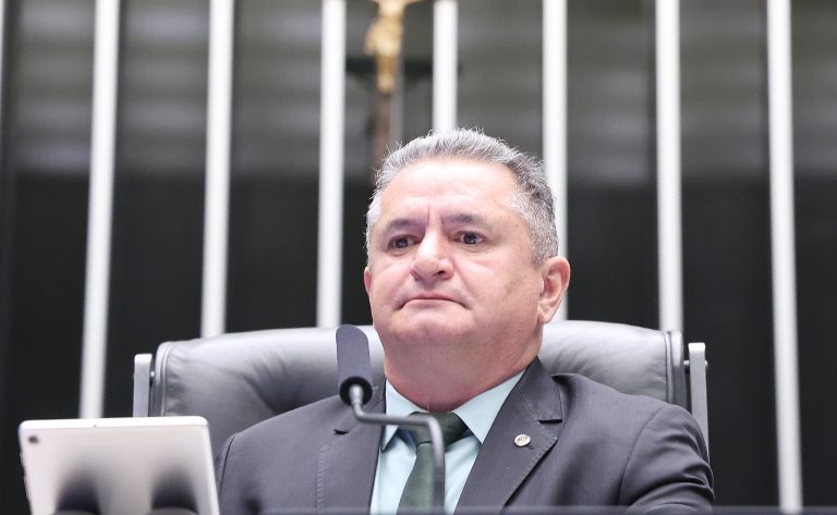 Câmara analisa projeto que institui pausa obrigatória para trabalhadores em pé