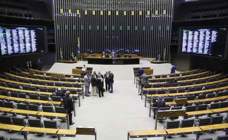 Câmara analisa projeto que isenta IR para quem ganha até R$ 5 mil mensais