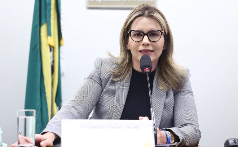Câmara analisa projeto que obriga SUS a dar suporte contínuo a pessoas trans