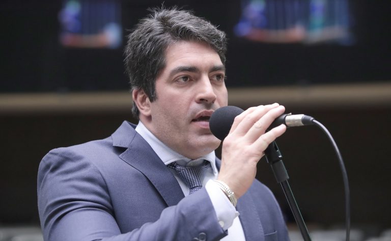 Câmara analisa projeto que permite dedução de impostos pagos no exterior pelo Simples