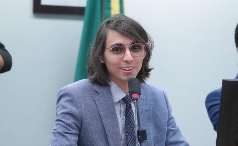 Câmara analisa projeto que prioriza antenas compactas para expansão do 5G