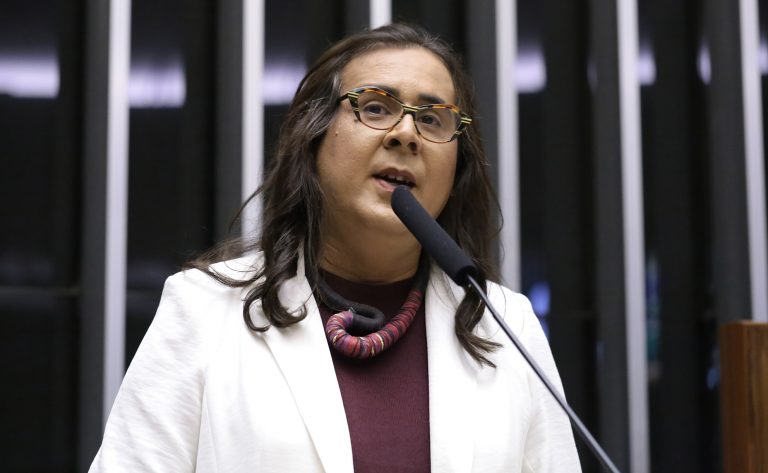 Câmara analisa projeto que tipifica feminicídio político com pena de até 40 anos