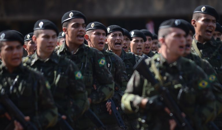 Câmara analisa suspensão de decreto que limita patentes militares temporárias