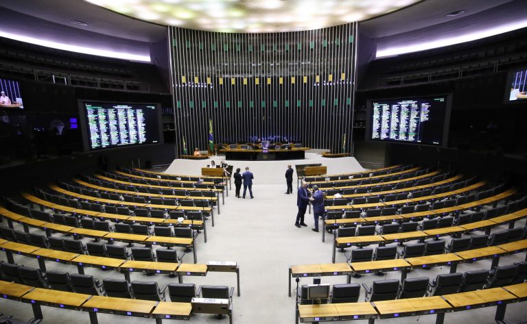 Câmara analisa urgência para adicional de qualificação de servidores do Judiciário