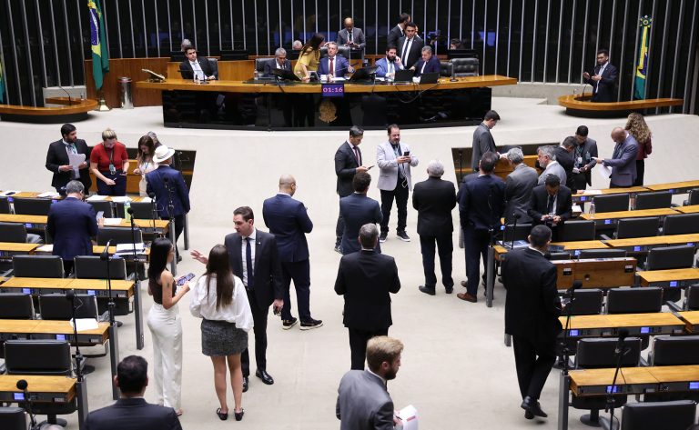 Câmara analisa urgência para projeto de mineração e acordos internacionais