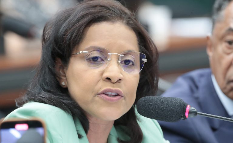 Câmara aprova admissibilidade de PEC que cria fundo de R$ 20 bilhões para inclusão racial