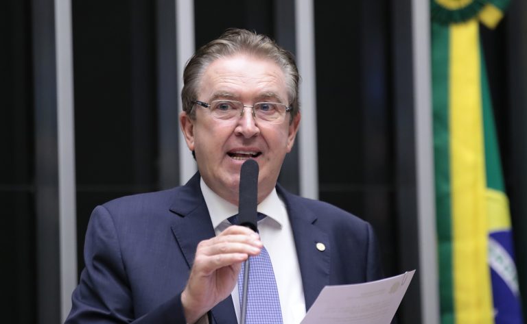 Câmara aprova assistência especial para mães de bebês com deficiência através de material informativo