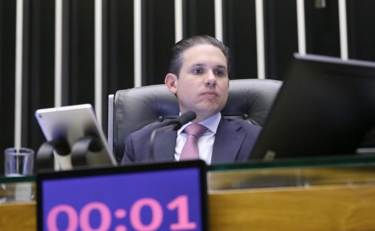 Câmara aprova aumento da licença-paternidade de 5 para 20 dias gradualmente