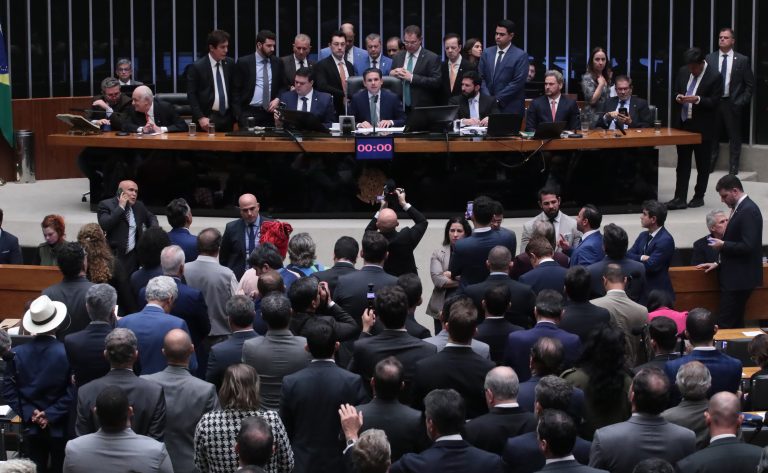 Câmara aprova cadastro de devedores contumazes e programas de cooperação fiscal