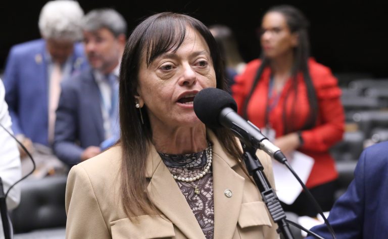 Câmara aprova cadastro nacional contra racismo no esporte com punições a clubes