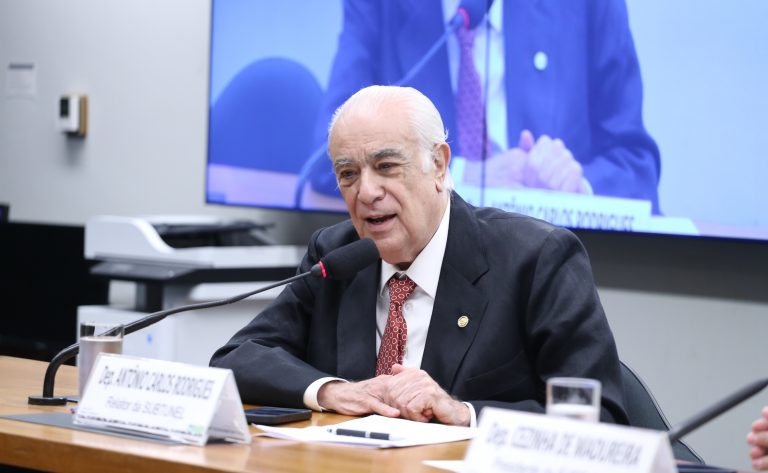 Câmara aprova criação de grupos de acolhimento para pacientes e familiares no SUS