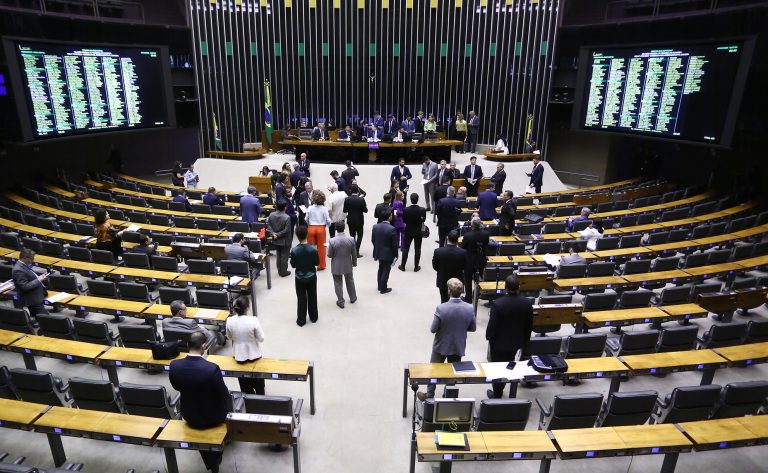 Câmara aprova criminalização do exercício ilegal da medicina veterinária