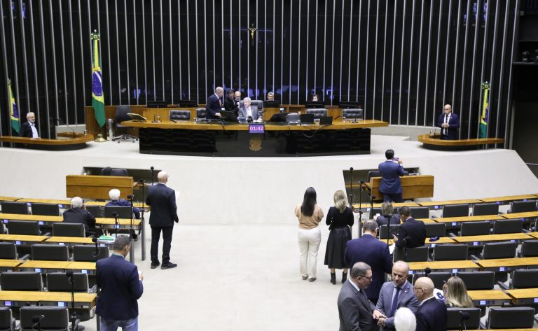 Câmara aprova destinação de recursos de multas de trânsito para formação de condutores de baixa renda