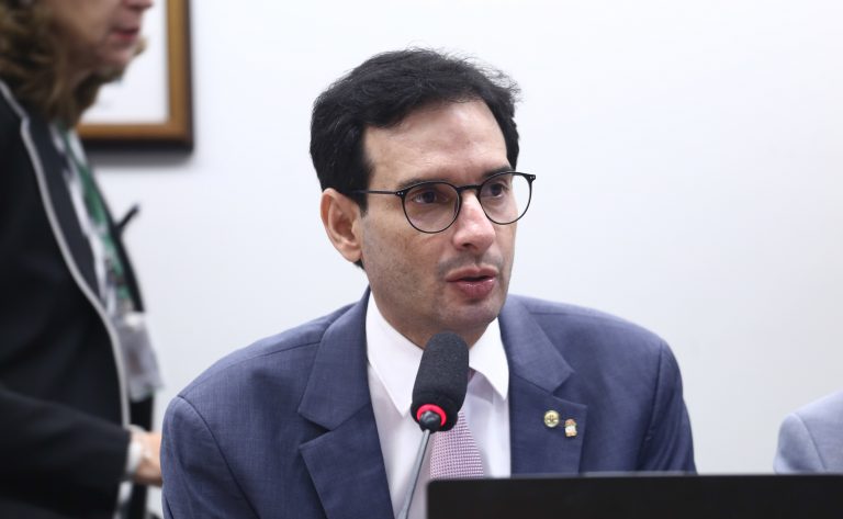Câmara aprova direito a férias simultâneas para trabalhadores responsáveis por pessoas com deficiência