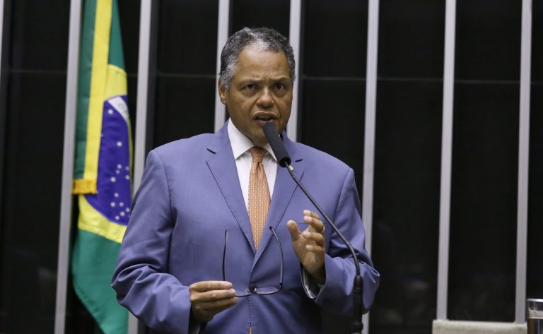 Câmara aprova em 1º turno PEC que garante aposentadoria integral a agentes de saúde