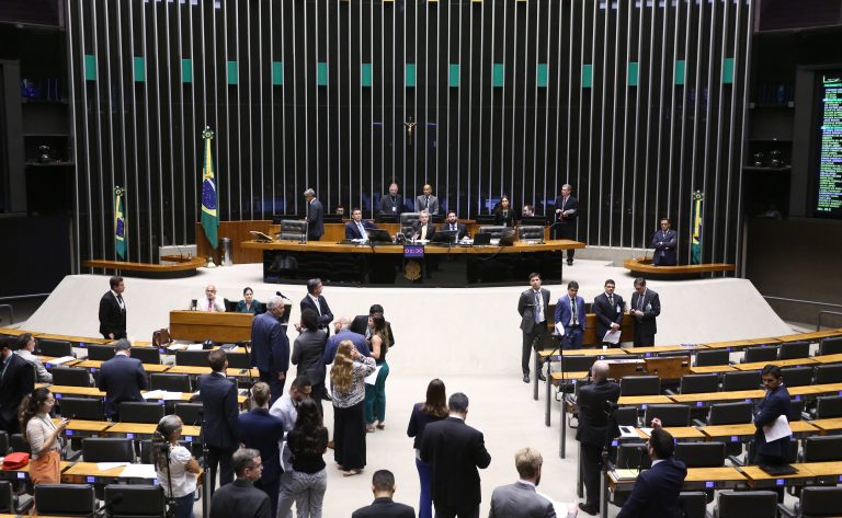 Câmara aprova exigência de certidão para transferência de veículos