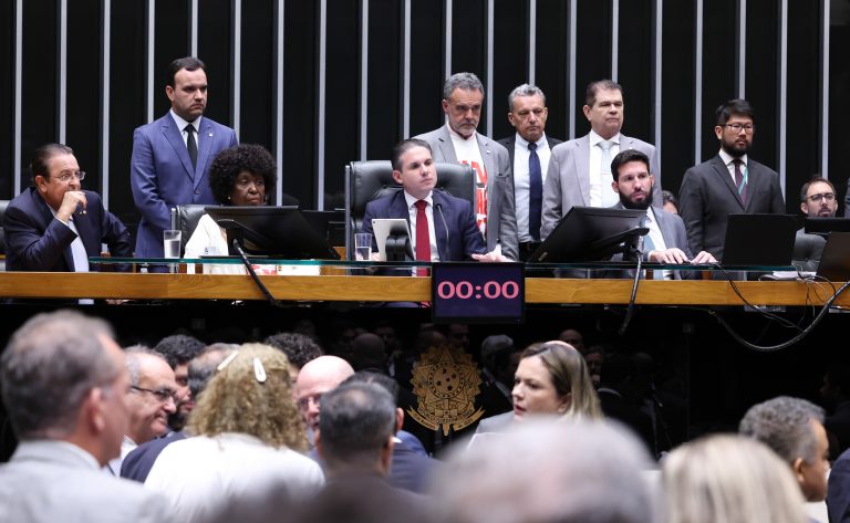 Câmara aprova fim da escala 6x1 com jornada de 40h semanais em dois turnos