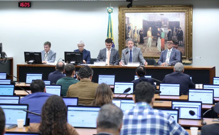 Câmara aprova isenção de IR para salários até R$ 5 mil e estabelece tributação mínima para alta renda