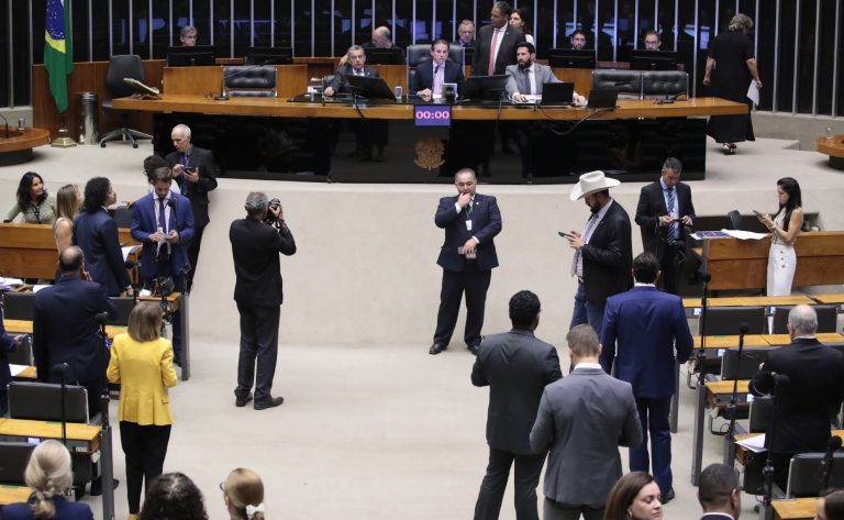 Câmara aprova isenção de taxa de verificação de taxímetros por 5 anos