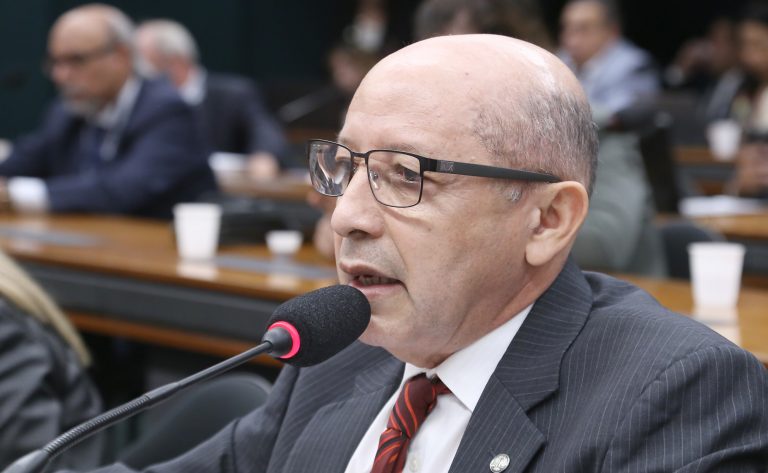 Câmara aprova licença de 5 dias para acompanhante de mãe solo no nascimento ou adoção