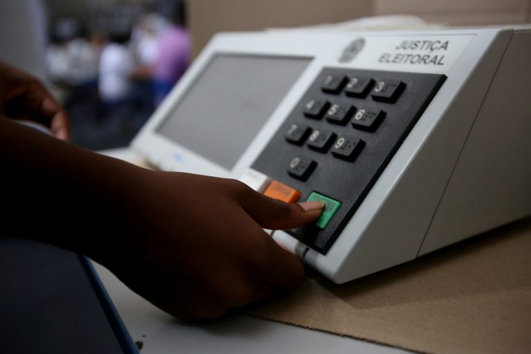 Câmara aprova minirreforma eleitoral 2026 com limite de multas e propaganda por WhatsApp