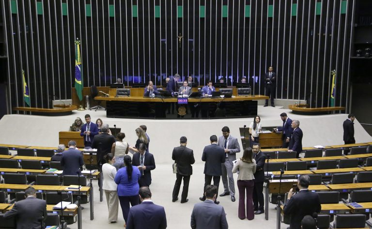 Câmara aprova MP que reformula setor elétrico e libera escolha de fornecedor