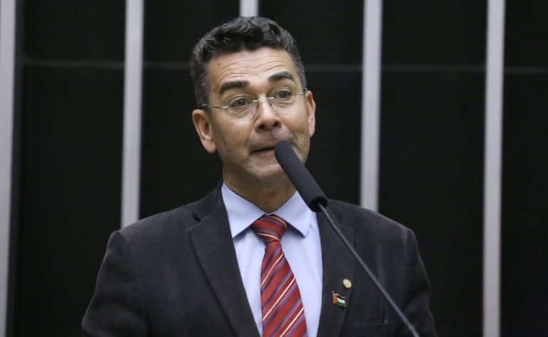 Câmara aprova novas regras para desapropriação de áreas de comunidades vulneráveis