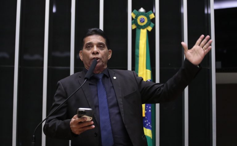 Câmara aprova obrigatoriedade de informação sobre vidros de segurança em box de banheiro